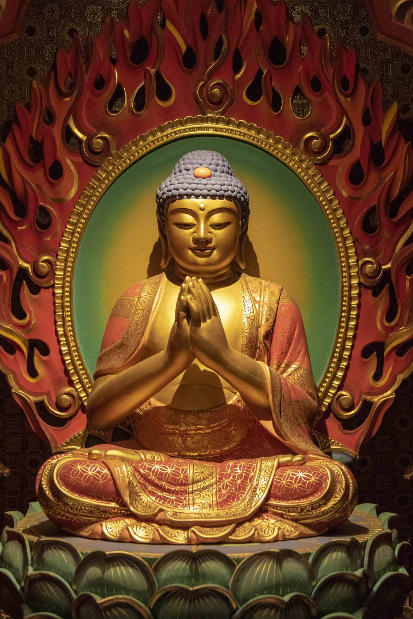 buddha-meditating-illuminated-void